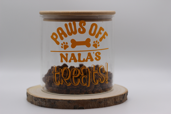 „Paws off – xxx’s Treats!“